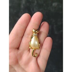 JJ Jonette Cat Faux Pearl Clear Rhinestone Gold Tone Metal Pin Vintage